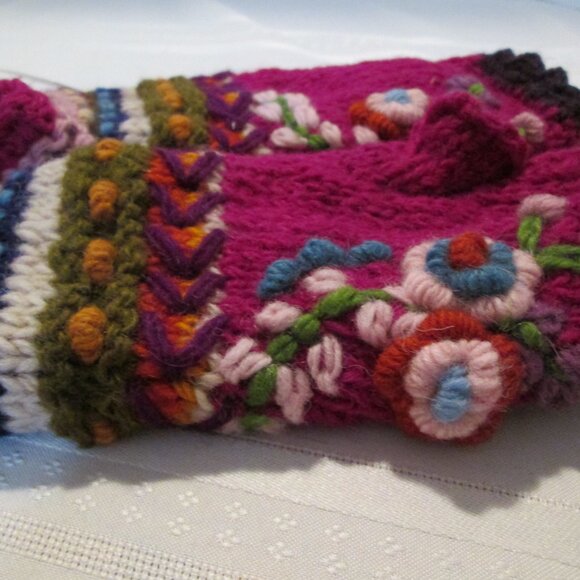 🌸🪶☮️Handcrafted Flower Embroidered Fingerless Gloves – Made in Nepal - Picture 3 of 6